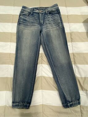 American Eagle Faded Blue Jogger-Style Women's Jeans